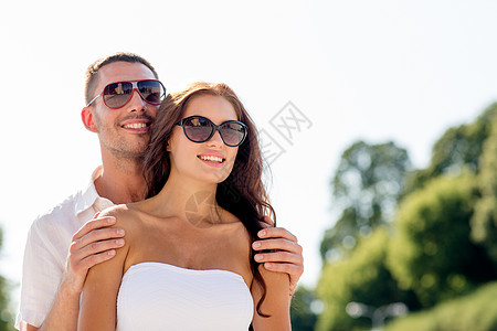 在城市中微笑的情侣 色调 女朋友 情绪 家庭 爱 眼镜背景图片