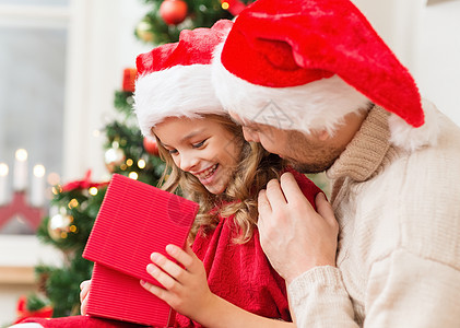 父亲和女儿笑笑开礼物箱 假期 家 父母 冬天 开口图片