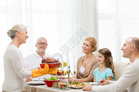 家庭在家中举行节日晚宴 食物 庆祝 快乐 祖父图片