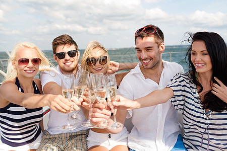 在游艇上带着香槟杯的笑着朋友 派对 女性 西班牙裔图片