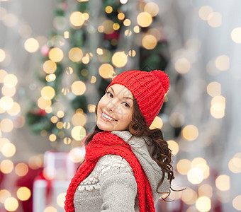 穿着冬衣微笑的年轻女子 舒适 美丽的 漂亮的 快乐的 帽子图片