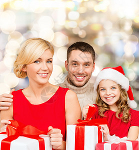 带礼物盒的幸福家庭 西班牙裔 圣诞老人 漂亮的 父母 迷人的 快乐图片