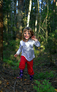 在森林里跑步的小女孩 婴儿 树木 行动 快乐的 美丽的图片