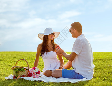 情人节卡通带小红礼盒的一对微笑的情侣野餐 订婚 夫妻 男人背景