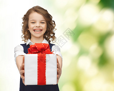 带礼物盒的快乐笑笑女孩 孩子 惊喜 祝贺 青少年图片