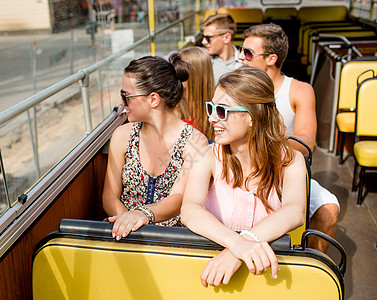 一群微笑的朋友们乘大客车旅行 青少年 假期图片