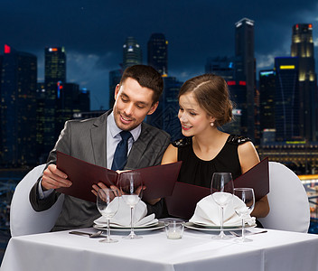 餐点配有菜单的笑着情侣 桌子 餐厅 妻子 女朋友 浪漫的图片