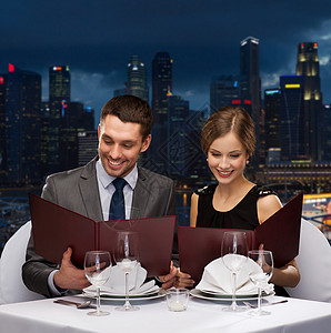 餐点配有菜单的笑着情侣 浪漫的 天 假期 约会 微笑图片