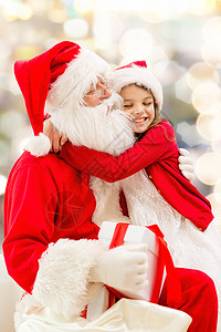 笑着的小女孩与圣天合唱团 惊喜 老了 十二月 圣诞老人图片
