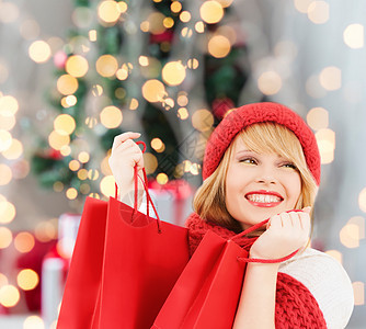 带着购物袋微笑的年轻女子 季节 女孩 圣诞节 围巾图片