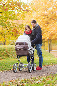秋天公园里一对微笑的情侣和婴儿童子园 越野车图片