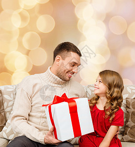 带着礼物盒的微笑的父亲和女儿 家庭 假期 快乐图片
