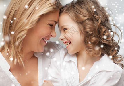 幸福的母亲和女儿抱抱 圣诞节 房间 可爱的 雪 迷人的图片
