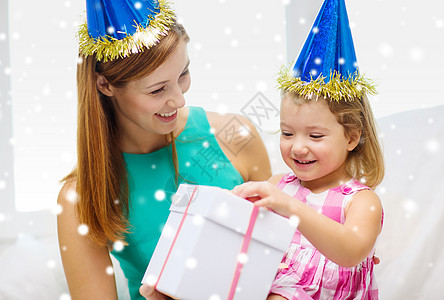 带礼物盒的党帽上的母亲和女儿 孩子 快乐图片