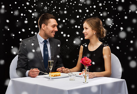 夫妻在餐厅吃甜点时笑着的情侣 男人 女士 浪漫图片