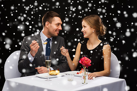 夫妻在餐厅吃甜点时笑着的情侣 冬天 男朋友 天图片
