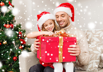 父亲和女儿在家中带着礼物盒微笑 惊喜 树 盒子图片
