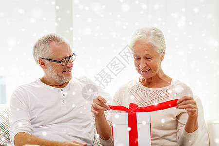 家里有礼物盒的年长快乐情侣 迷人的 沙发 假期 祖父图片