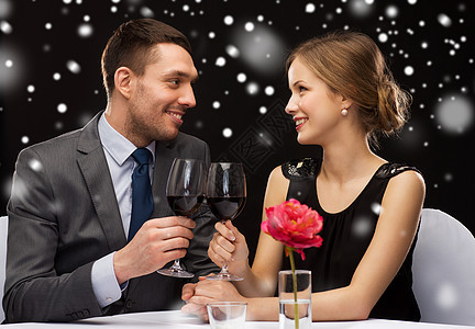 在餐馆微笑的一对夫妇 奢华 女朋友 妻子 雪 男人图片