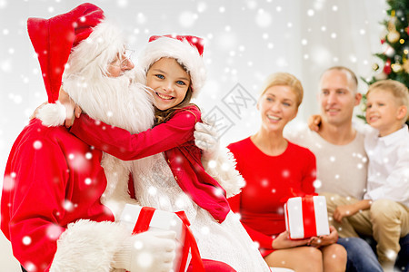家里带着圣诞礼和礼物笑着的全家 母亲 雪 希望图片