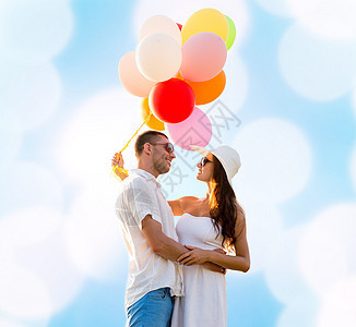 在户外带气球微笑的一对夫妇 太阳镜 派对 家庭图片