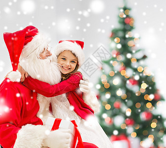笑着的女孩与圣天合唱 和礼物在家里的家 孩子背景图片