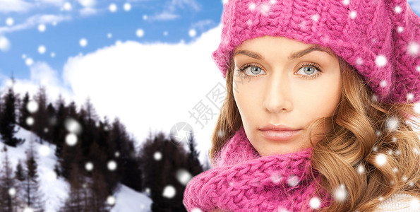身着冬衣的年轻女子 帽子 圣诞节 天空 季节 时尚图片