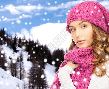 身着冬衣的年轻妇女 雪 山 雪花 福利 假期 衣服图片