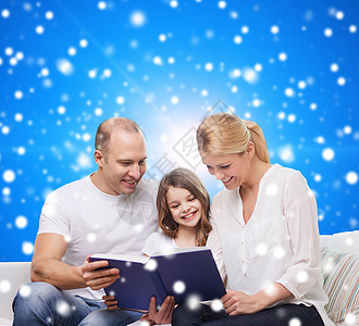 家里有书的幸福家庭 爱 阅读 女士 季节 女孩 男人背景图片
