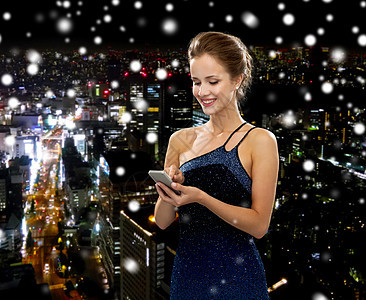 穿着带智能手机的晚礼服 小工具 镇 城市 互联网图片