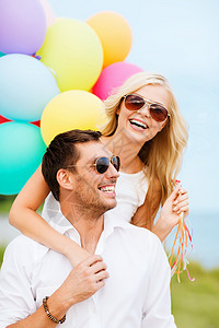 婚礼气球在海边配有彩色气球的夫妇 女朋友 乐趣 男朋友 色调背景
