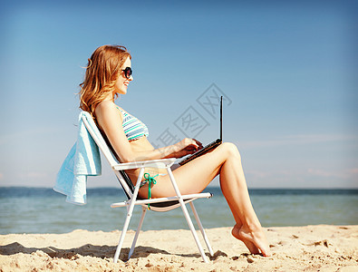 女孩在海滩上看平板电脑 躺椅 晴天 乐趣 互联网图片