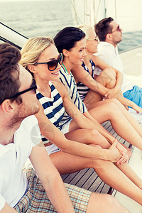 坐在游艇甲板上笑笑的朋友 太阳镜 旅行 派对 拉丁图片