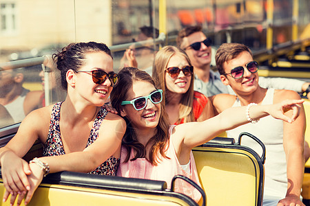 一群微笑的朋友们乘大客车旅行 快乐 团队 游客图片