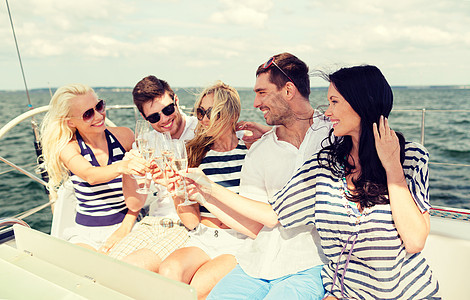 在游艇上带着香槟杯的笑着朋友 旅行者 派对 海滨图片