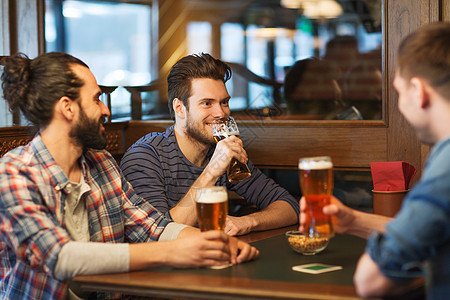快乐的男性朋友在酒吧或酒吧喝啤酒 眼镜 酒精图片