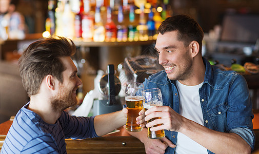 快乐的男性朋友在酒吧或酒吧喝啤酒 胡须 派对图片