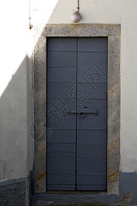 在米拉诺古老教堂的门上 欧利兰巴蒂图片