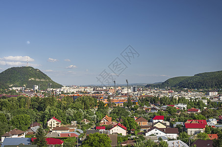 近山的城市背景图片