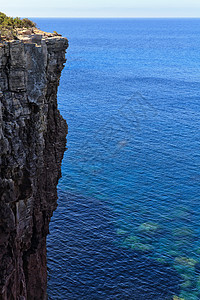 圣彼得罗岛的梅扎鲁纳悬崖 石灰石 海景 海滩 水图片