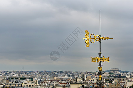 以巴黎天线装饰的屋顶图片