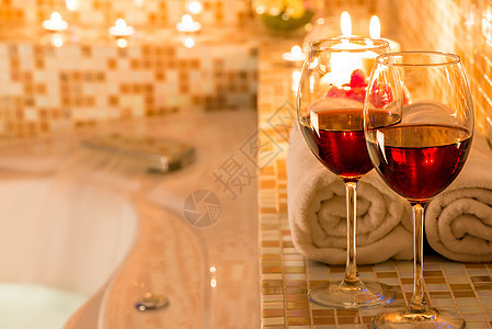 燃烧的蜡烛 一个浪漫夜晚的酒杯图片