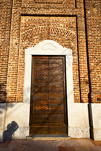 在关闭的米拉诺旧教堂里 被锁在门上 安全锁 建筑学图片
