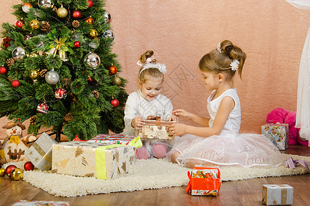 儿童开放圣诞礼物的儿童图片