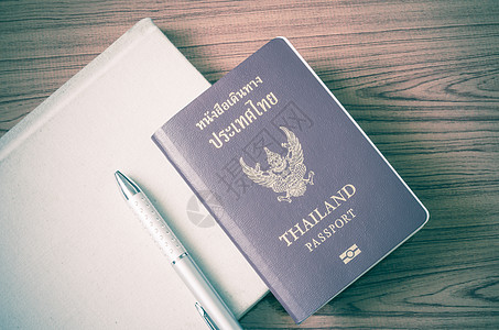 泰籍护照 移民 教科书 泰国 卡片 假期 现金背景图片