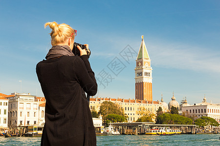 女游客拍摄威尼斯的照片 塔 意大利语 美丽的 钟楼 旅游图片