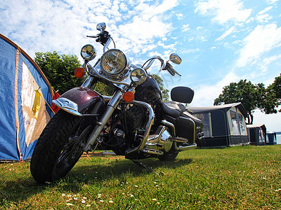 野营中的大型古典摩托车图片