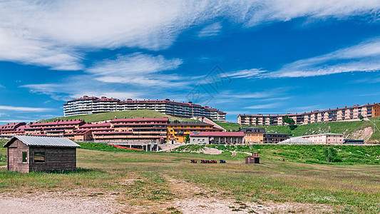 山地景观 夏天 天空 小路 宁静 建筑 顶峰 小木屋图片