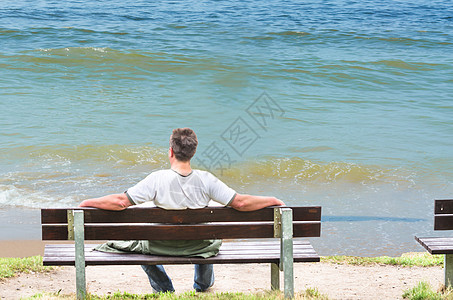 人坐板凳 望向海高清图片