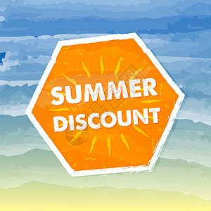 在海背景上以橙色标签标贴的夏季折扣背景图片
